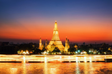 Naklejka premium Sunset at Arun Temple or Wat Arun, locate at along the Chao Phraya river with a colorful sky in Bangkok, Thailand