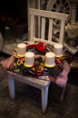 świeczki wieniec krzesło ozdoby świąteczne  - obrazy, fototapety, plakaty