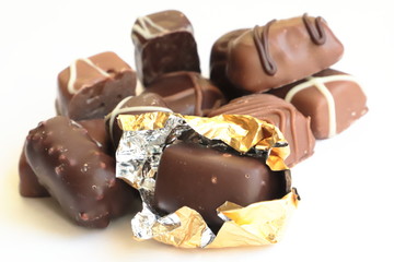 cioccolatini di vari tipi su sfondo bianco, chocolates of various types on a white background