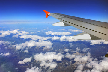 Fototapeta na wymiar Airplane wing in the blue sky