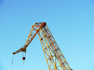 Grúas para reparar embarcaciones en la bahía de cádiz capital, andalucia. España. Europa