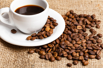 Tazza di caffè su tavolo con sacco yuta