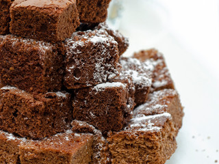 a cake of slices of baked pie with chocolate folded into each other in the form of a pyramid or fir tree. Festive Candy Bar at the Wedding. Selective focus