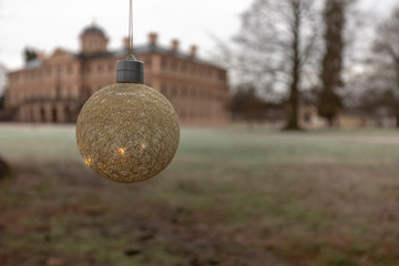 Leuchtende Kugel mit unscharfen Schloss im Hintergrund
