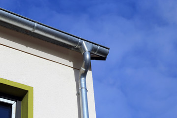 Roof gutter