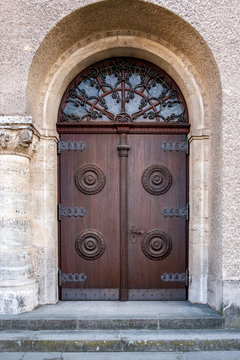 alte Holztür Eingang in eine Kirche