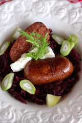Gebratene Regensburger Wurst auf Blaukraut mit Fenchel