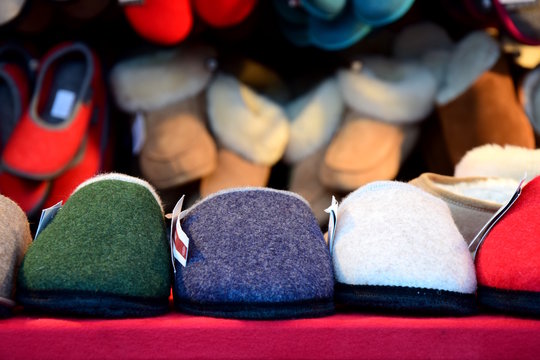 Pantoffeln, bequeme Hausschuhe, Verkaufsstand