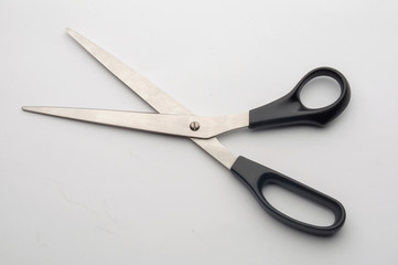 Tijeras/  unas tijeras abiertas, asilada, sobre fondo blanco