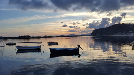 Barche sul lago al tramonto