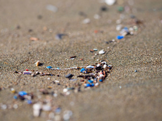 Fototapeta na wymiar Mikroplastik am Strand