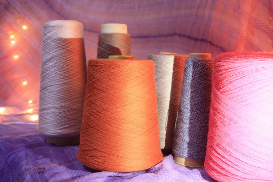 Cono de lana y ovillo, madeja, azul y morado, punto, tricotar