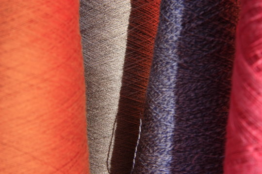 Cono de lana y ovillo, madeja, azul y morado, punto, tricotar