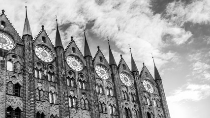 Rathaus Stralsund Fassade schwarz-weiß