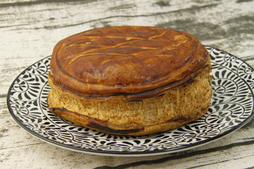 Galette des rois sur une assiette