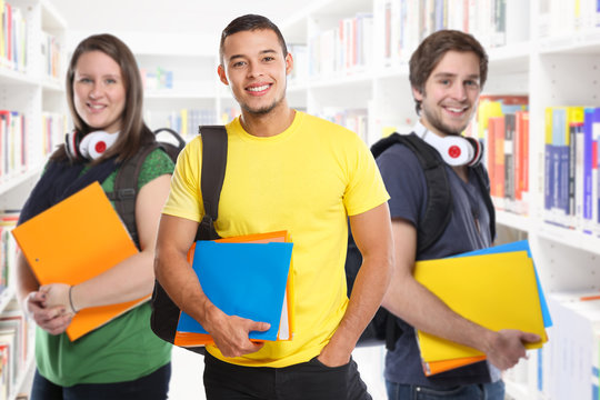 Studenten junge Leute Menschen Studium Ausbildung B&uuml;cherei Bibliothek lachen gl&uuml;cklich Jugendliche