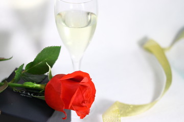 赤い薔薇の花とシャンパングラスと金色のリボン(白背景)	