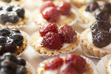 Hausgemachte kleine Torte, mit Creme und verschiedene Beeren als Frucht