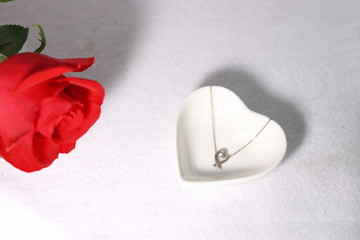 赤い薔薇の花とハートのネックレス(白背景)	