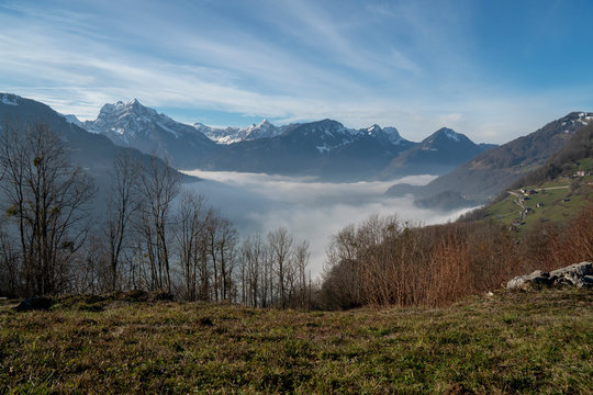 Inversionslage im Winter. Walensee, Weesen, Linth Zu- und Abfluss, Linthebene und Glarner Alpen