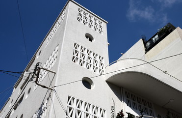 Weißes Gebäude der "Dar El-Nimer for Arts and Culture" vor blauem Sommerhimmel