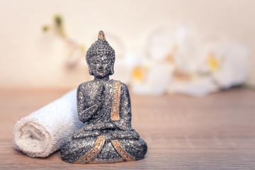 Wellness und Spa Buddha mit Handtuch und Lotusblume