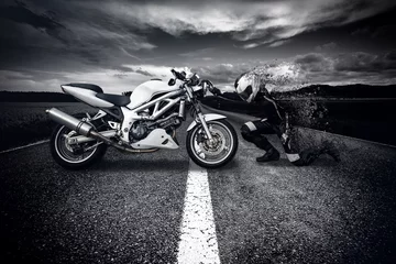 Rolgordijnen Motorradfahrer kniet vor seinem Motorrad © ohenze