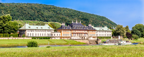 Schloss Pillnitz in Dresden mit Raddampfer