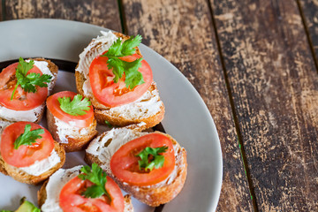 Ein Teller Bruschetta auf einem Holztisch 