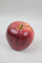 Roter Apfel freigestellt mit Streifen