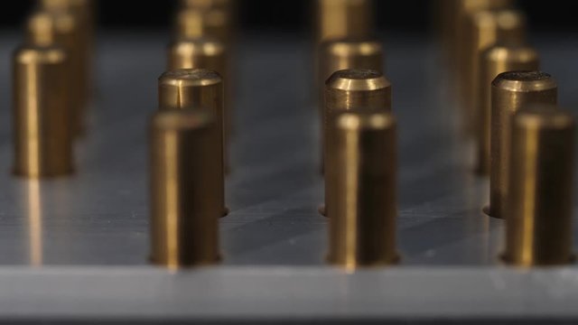 Schwenk &uuml;ber Messingzylinder eingelassen in Metallplatte mit geringer Tiefensch&auml;rfe