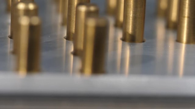 Schwenk &uuml;ber Messingzylinder eingelassen in Metallplatte mit geringer Tiefensch&auml;rfe