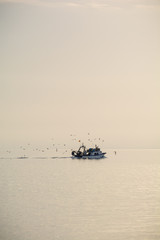 Fischerboot im Abendrot