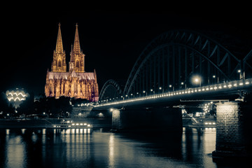 Fototapeta na wymiar Kölner Dom leuchtet in der Nacht golden