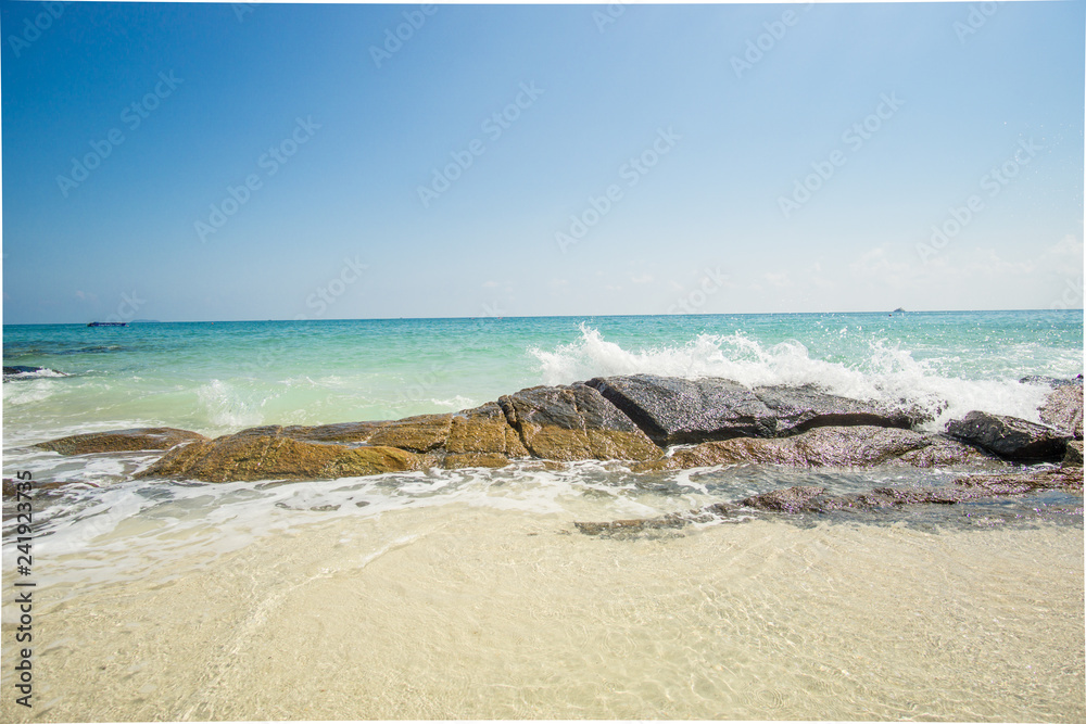 Wall mural waves breaking on the rock on the caribbean beach