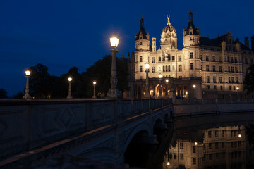 Fototapeta na wymiar Schloss Schwerin in Germany by night