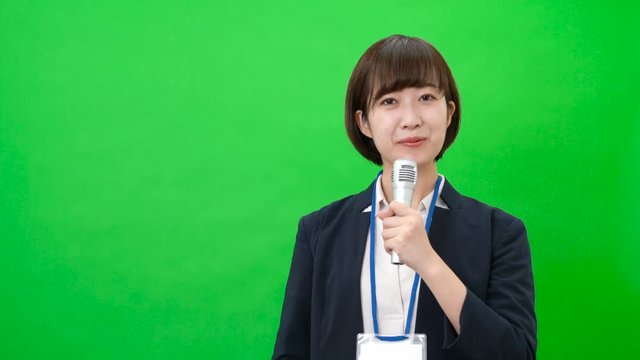 アナウンサー・レポーター・明るい・クロマキー合成用