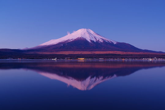 早朝の山中湖から望む逆さ富士