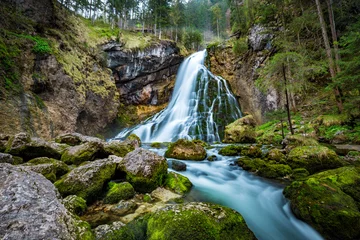 Poster Im Rahmen Idyllische Wasserfallszene mit bemoosten Felsen im Wald © JFL Photography