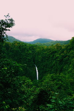 cascada la fortuna en Costa Rica, vista desde lejos 