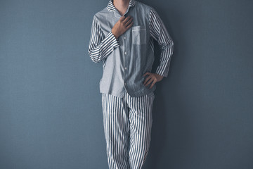 パジャマ姿の男性