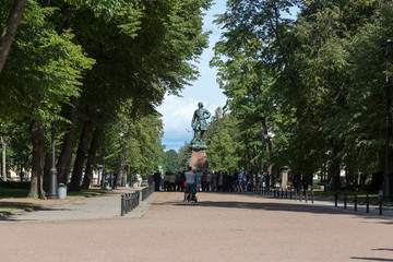 Obraz premium Tourists in front of the monument to the founder of the city of Kronstadt, Emperor Peter the Great.