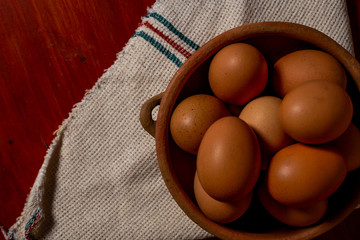 huevo en cuenco de cer&aacute;mica