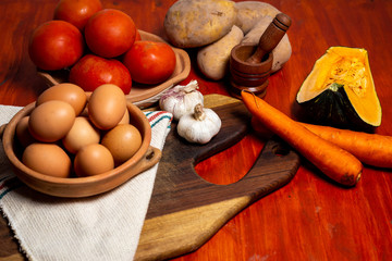 vegetales en mesa de madera
