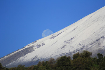 Luna ocultándose detrás del volcán Popocatépetl