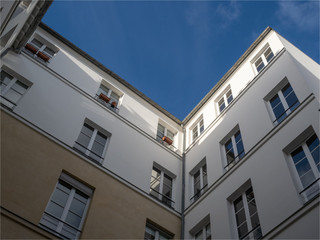 Fototapeta na wymiar façades d'immeubles rue des Archives à Paris