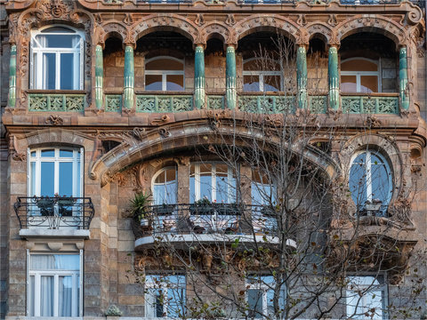 d&eacute;coration d'immeuble inspir&eacute; de Gaudi avenue Rapp &agrave; Paris