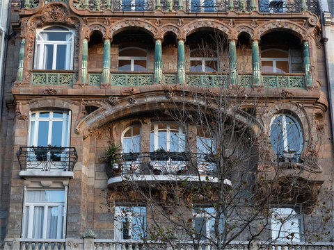 d&eacute;coration d'immeuble inspir&eacute; de Gaudi avenue Rapp &agrave; Paris