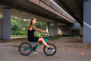 tätowierte Frau mit BMX Rad