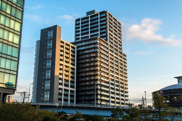 Obraz na płótnie Canvas 品川区の都市風景　夕方の空と高層ビル群１